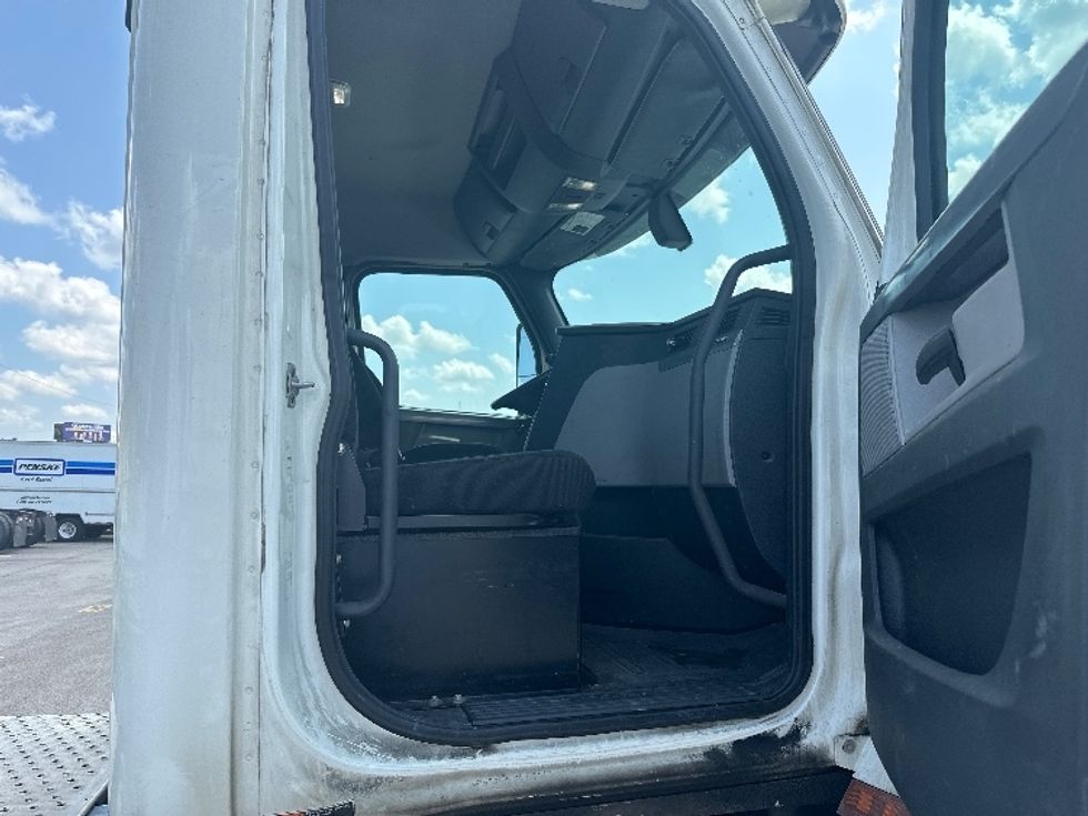 Day Cab Tractor-Heavy Duty Tractors-Freightliner-2019-T12664ST-Cincinnati-OH-319,115\n\t\tmiles-$ 61,500 - Image 12