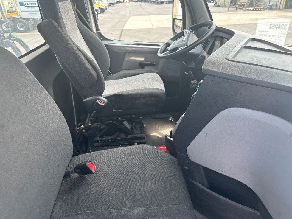 Day Cab Tractor-Heavy Duty Tractors-Freightliner-2019-T12664ST-Cincinnati-OH-319,115\n\t\tmiles-$ 61,500 - Image 14