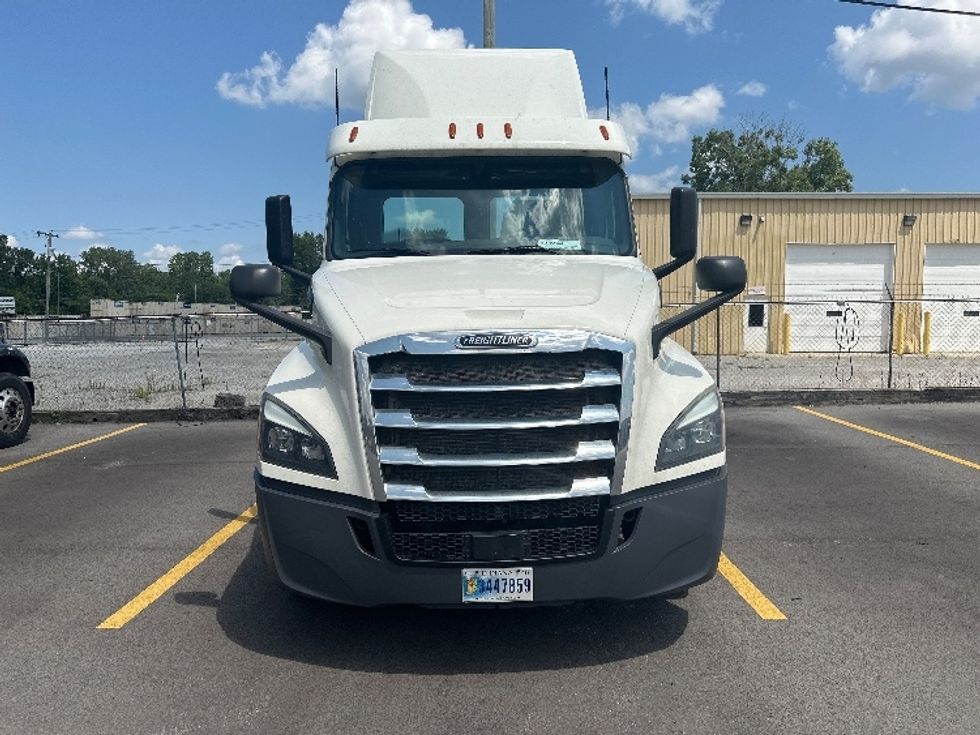 Day Cab Tractor-Heavy Duty Tractors-Freightliner-2019-T12664ST-Cincinnati-OH-319,115\n\t\tmiles-$ 61,500 - Image 2
