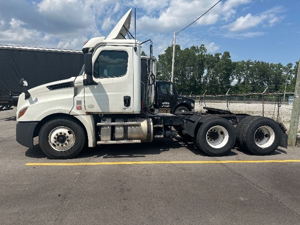 Day Cab Tractor-Heavy Duty Tractors-Freightliner-2019-T12664ST-Cincinnati-OH-319,115\n\t\tmiles-$ 61,500 - Image 4