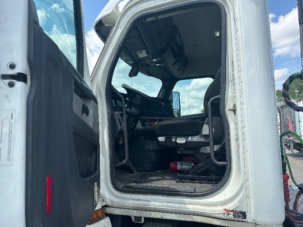 Day Cab Tractor-Heavy Duty Tractors-Freightliner-2019-T12664ST-Cincinnati-OH-319,115\n\t\tmiles-$ 61,500 - Image 9