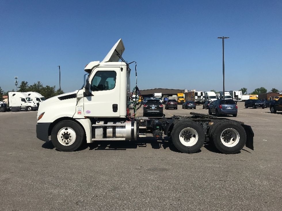 Day Cab Tractor-Heavy Duty Tractors-Freightliner-2019-T12664ST-Cincinnati-OH-448,733\n\t\tmiles-$ 49,500 - Image 4