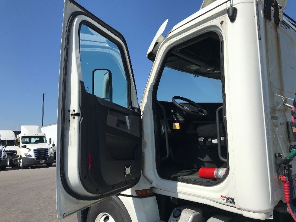 Day Cab Tractor-Heavy Duty Tractors-Freightliner-2019-T12664ST-Cincinnati-OH-448,733\n\t\tmiles-$ 49,500 - Image 9