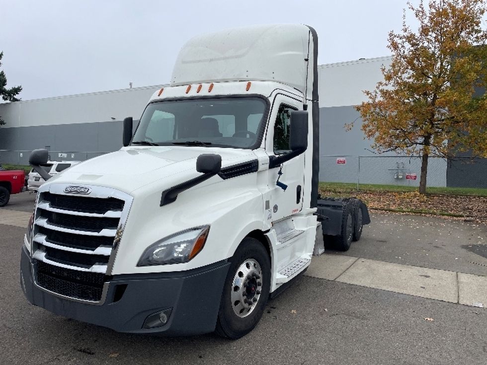 2019 Freightliner Cascadia 126" Day cab photo 3