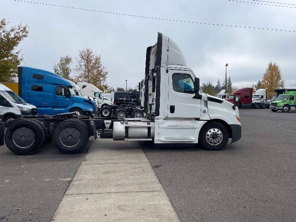 Day Cab Tractor-Heavy Duty Tractors-Freightliner-2019-T12664ST-Clackamas-OR-443,677\n\t\tmiles-$ 44,000 - Image 8