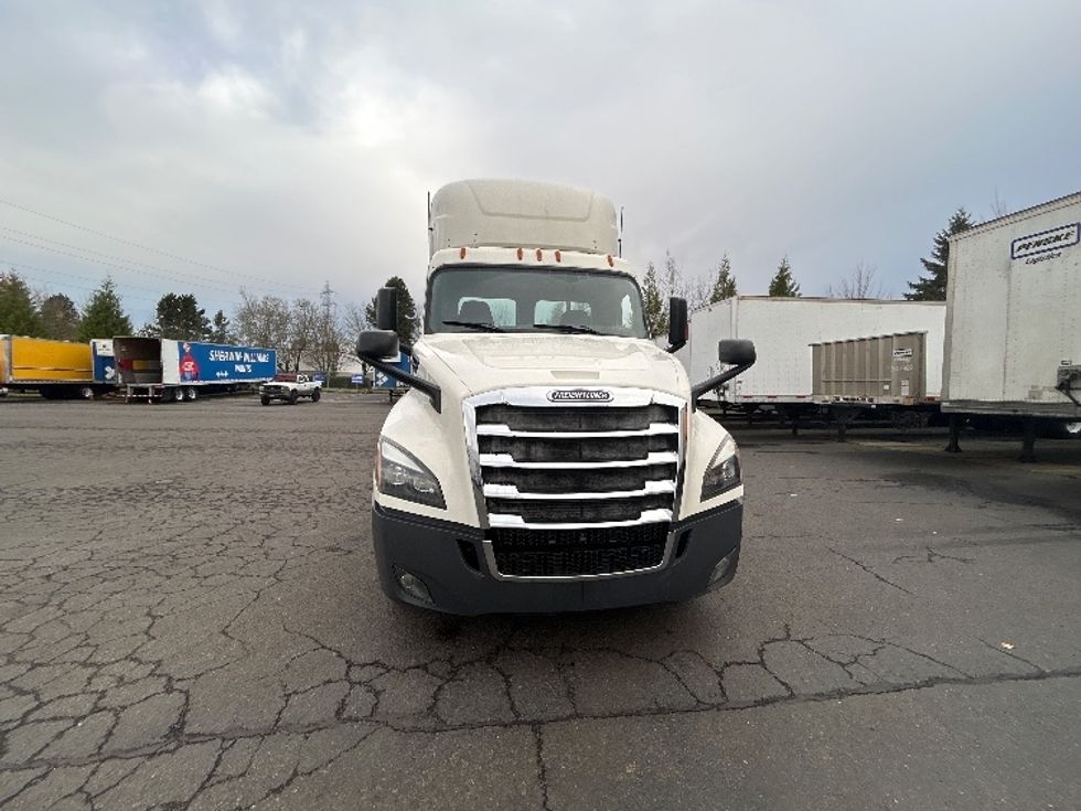 2019 Freightliner Cascadia 126" Day cab photo 2