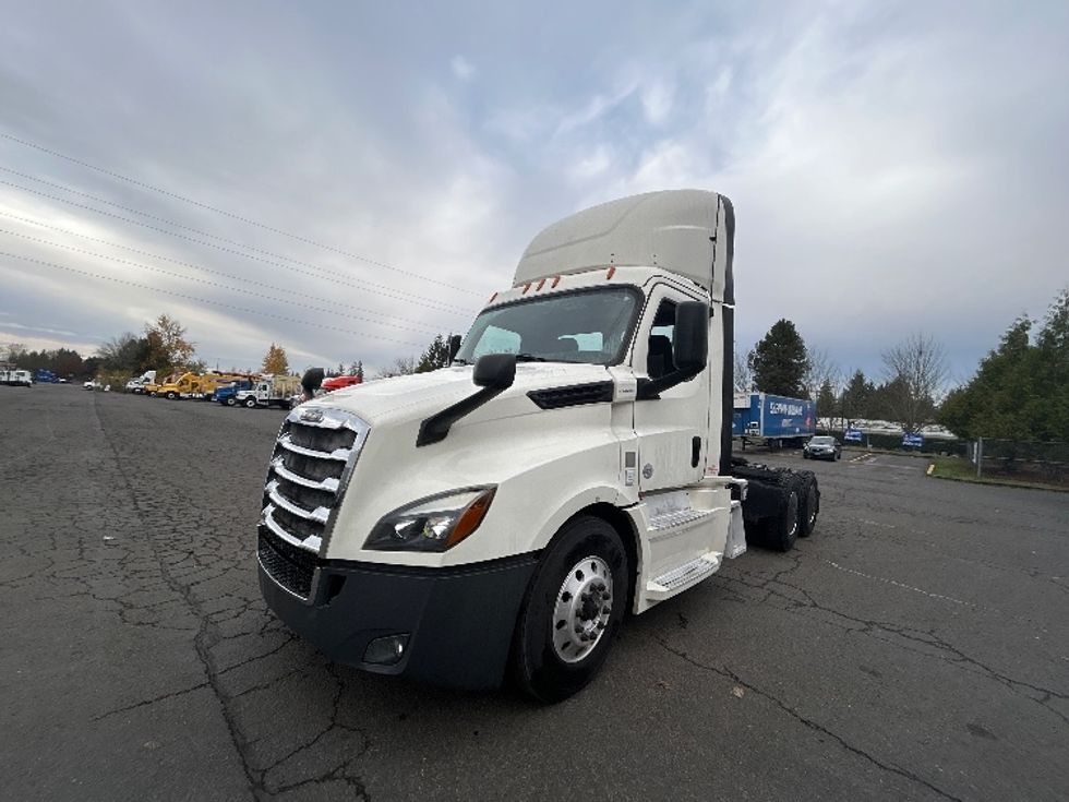 2019 Freightliner Cascadia 126" Day cab photo 3