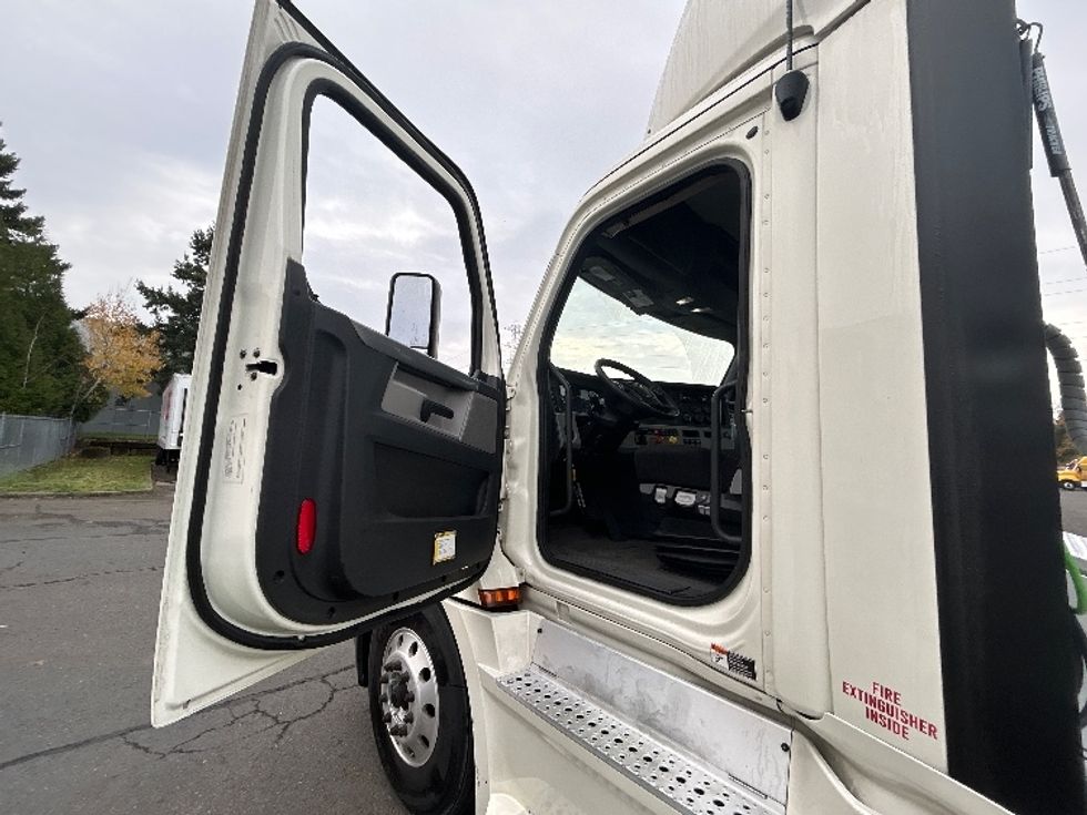 Day Cab Tractor-Heavy Duty Tractors-Freightliner-2019-T12664ST-Clackamas-OR-457,813\n\t\tmiles-$ 43,000 - Image 9