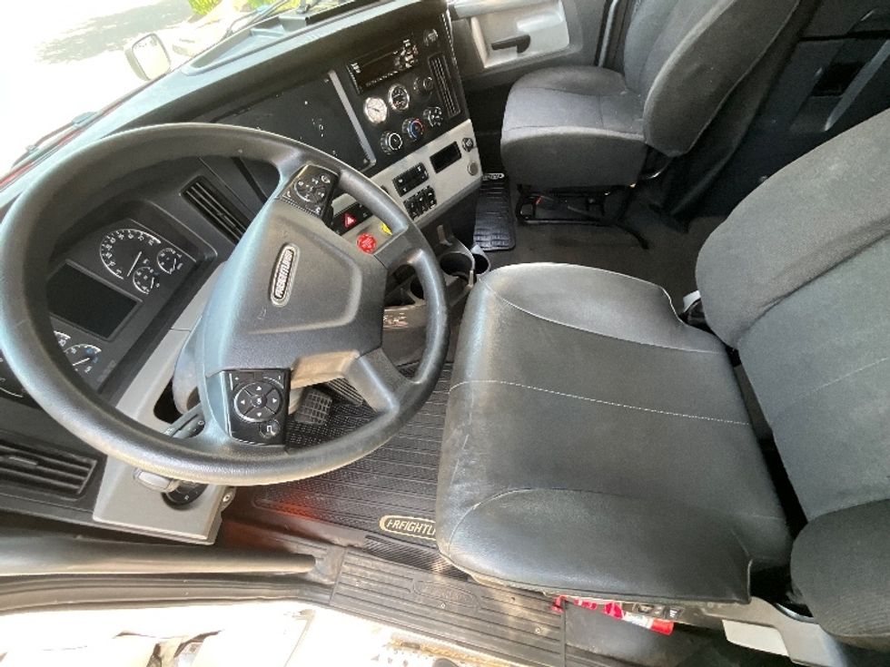 Day Cab Tractor-Heavy Duty Tractors-Freightliner-2019-T12664ST-Clackamas-OR-486,487\n\t\tmiles-$ 37,250 - Image 10