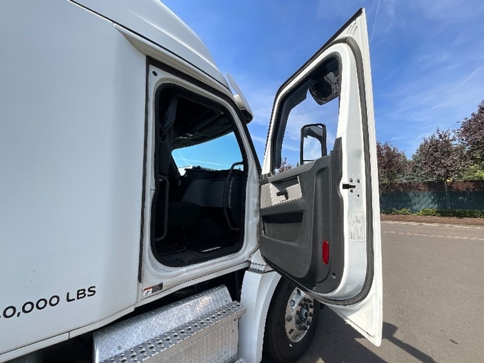 Day Cab Tractor-Heavy Duty Tractors-Freightliner-2019-T12664ST-Clackamas-OR-486,487\n\t\tmiles-$ 37,250 - Image 12