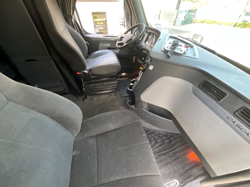 Day Cab Tractor-Heavy Duty Tractors-Freightliner-2019-T12664ST-Clackamas-OR-486,487\n\t\tmiles-$ 37,250 - Image 14