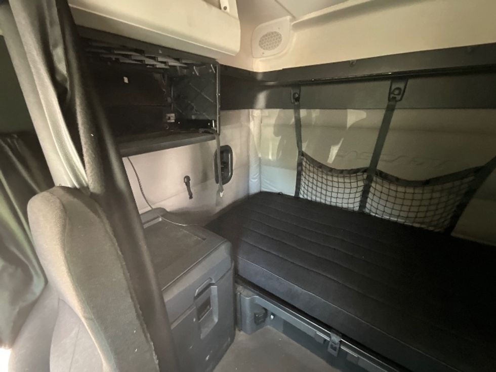 Day Cab Tractor-Heavy Duty Tractors-Freightliner-2019-T12664ST-Clackamas-OR-486,487\n\t\tmiles-$ 37,250 - Image 17