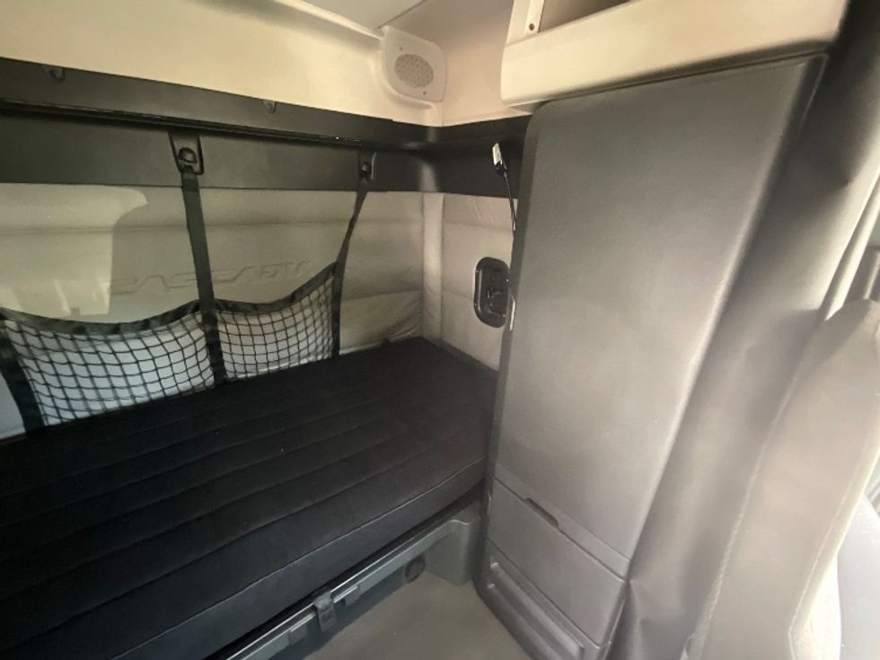 Day Cab Tractor-Heavy Duty Tractors-Freightliner-2019-T12664ST-Clackamas-OR-486,487\n\t\tmiles-$ 37,250 - Image 18