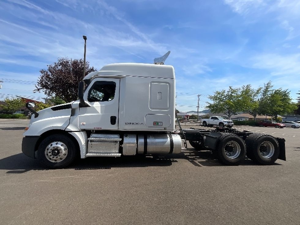 Day Cab Tractor-Heavy Duty Tractors-Freightliner-2019-T12664ST-Clackamas-OR-486,487\n\t\tmiles-$ 37,250 - Image 4