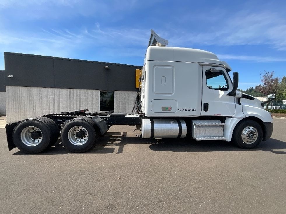 Day Cab Tractor-Heavy Duty Tractors-Freightliner-2019-T12664ST-Clackamas-OR-486,487\n\t\tmiles-$ 37,250 - Image 8