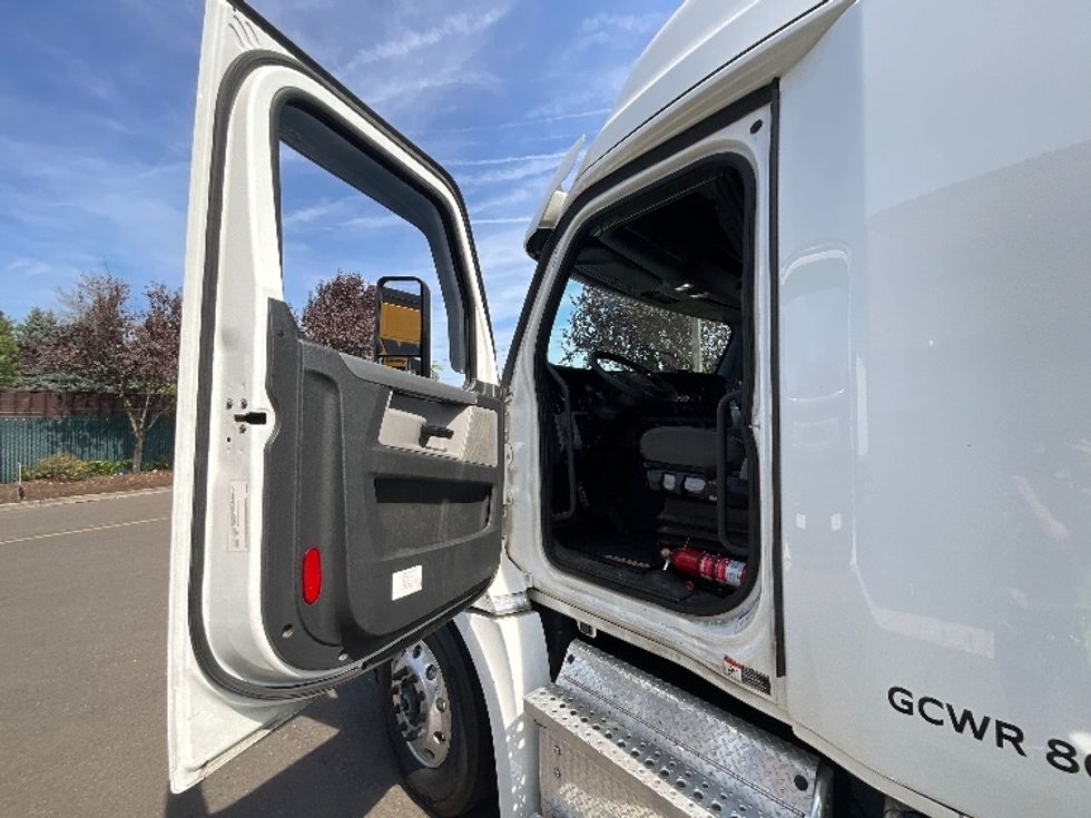 Day Cab Tractor-Heavy Duty Tractors-Freightliner-2019-T12664ST-Clackamas-OR-486,487\n\t\tmiles-$ 37,250 - Image 9