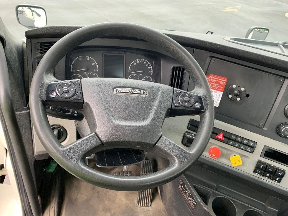 Day Cab Tractor-Heavy Duty Tractors-Freightliner-2019-T12664ST-Clackamas-OR-528,920\n\t\tmiles-$ 39,500 - Image 11