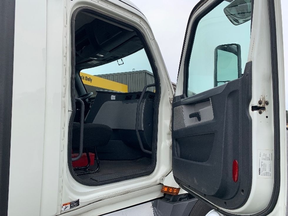 Day Cab Tractor-Heavy Duty Tractors-Freightliner-2019-T12664ST-Clackamas-OR-528,920\n\t\tmiles-$ 39,500 - Image 12