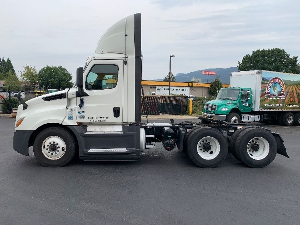 Day Cab Tractor-Heavy Duty Tractors-Freightliner-2019-T12664ST-Clackamas-OR-528,920\n\t\tmiles-$ 39,500 - Image 4