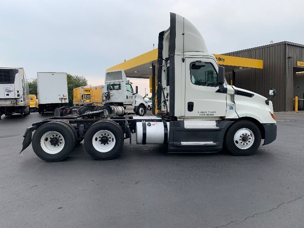 Day Cab Tractor-Heavy Duty Tractors-Freightliner-2019-T12664ST-Clackamas-OR-528,920\n\t\tmiles-$ 39,500 - Image 8