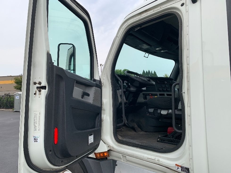 Day Cab Tractor-Heavy Duty Tractors-Freightliner-2019-T12664ST-Clackamas-OR-528,920\n\t\tmiles-$ 39,500 - Image 9