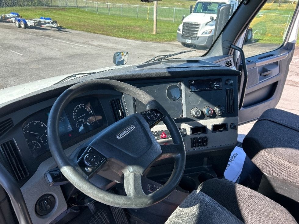Day Cab Tractor-Heavy Duty Tractors-Freightliner-2019-T12664ST-Clarksville-TN-424,427\n\t\tmiles-$ 43,750 - Image 10