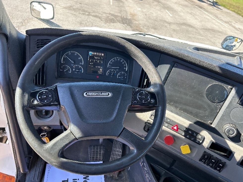 Day Cab Tractor-Heavy Duty Tractors-Freightliner-2019-T12664ST-Clarksville-TN-424,427\n\t\tmiles-$ 43,750 - Image 11