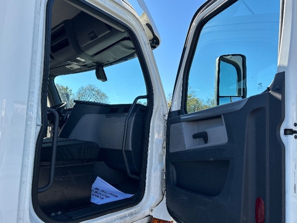 Day Cab Tractor-Heavy Duty Tractors-Freightliner-2019-T12664ST-Clarksville-TN-424,427\n\t\tmiles-$ 43,750 - Image 12