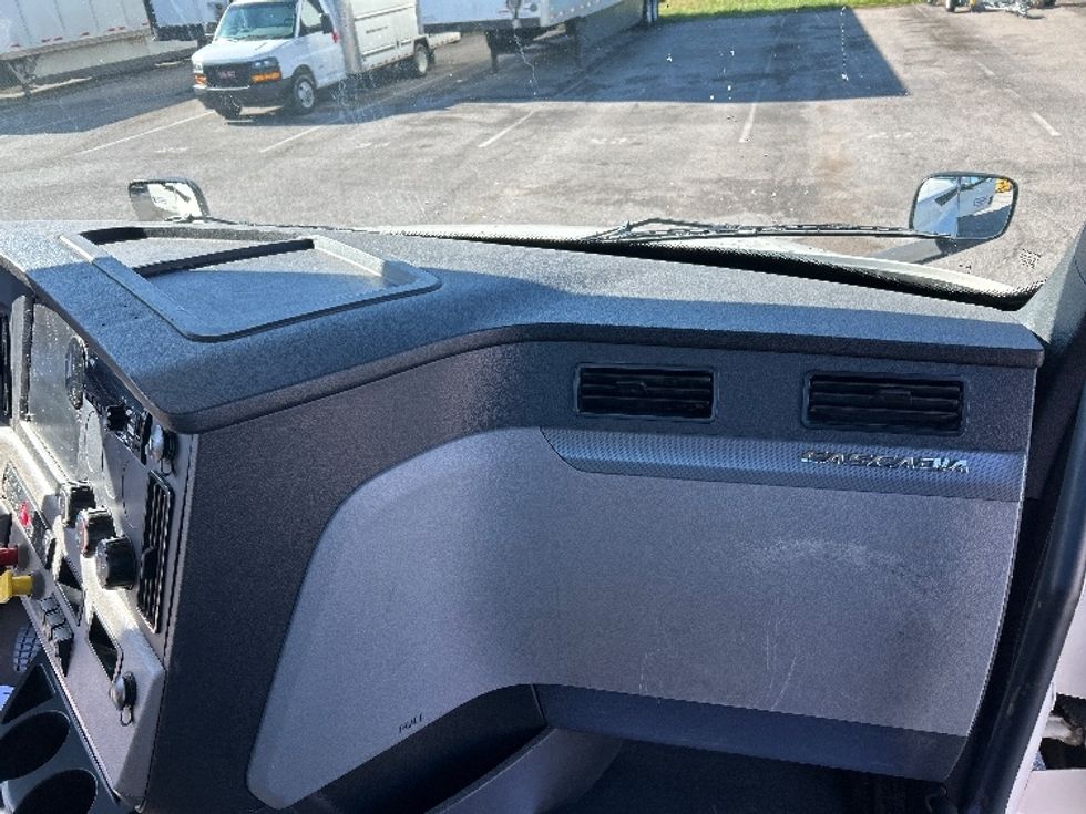 Day Cab Tractor-Heavy Duty Tractors-Freightliner-2019-T12664ST-Clarksville-TN-424,427\n\t\tmiles-$ 43,750 - Image 13