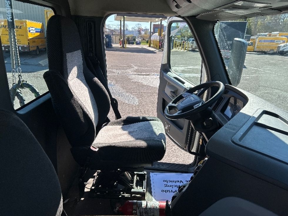 Day Cab Tractor-Heavy Duty Tractors-Freightliner-2019-T12664ST-Clarksville-TN-424,427\n\t\tmiles-$ 43,750 - Image 14