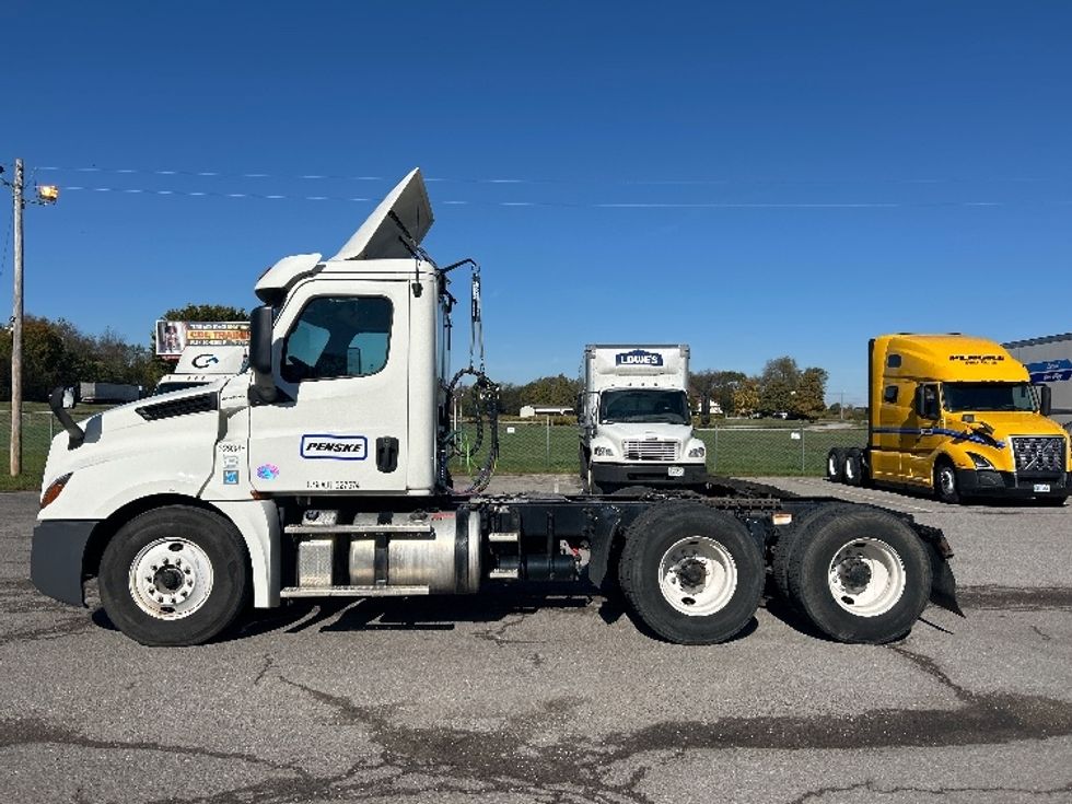 Day Cab Tractor-Heavy Duty Tractors-Freightliner-2019-T12664ST-Clarksville-TN-424,427\n\t\tmiles-$ 43,750 - Image 4