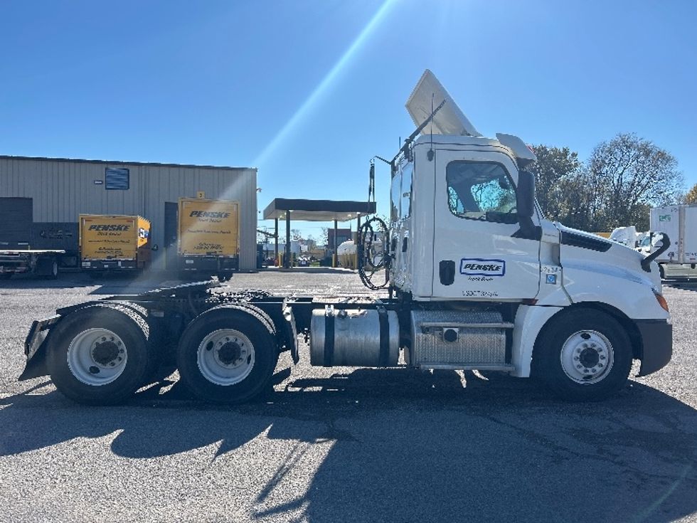 Day Cab Tractor-Heavy Duty Tractors-Freightliner-2019-T12664ST-Clarksville-TN-424,427\n\t\tmiles-$ 43,750 - Image 8