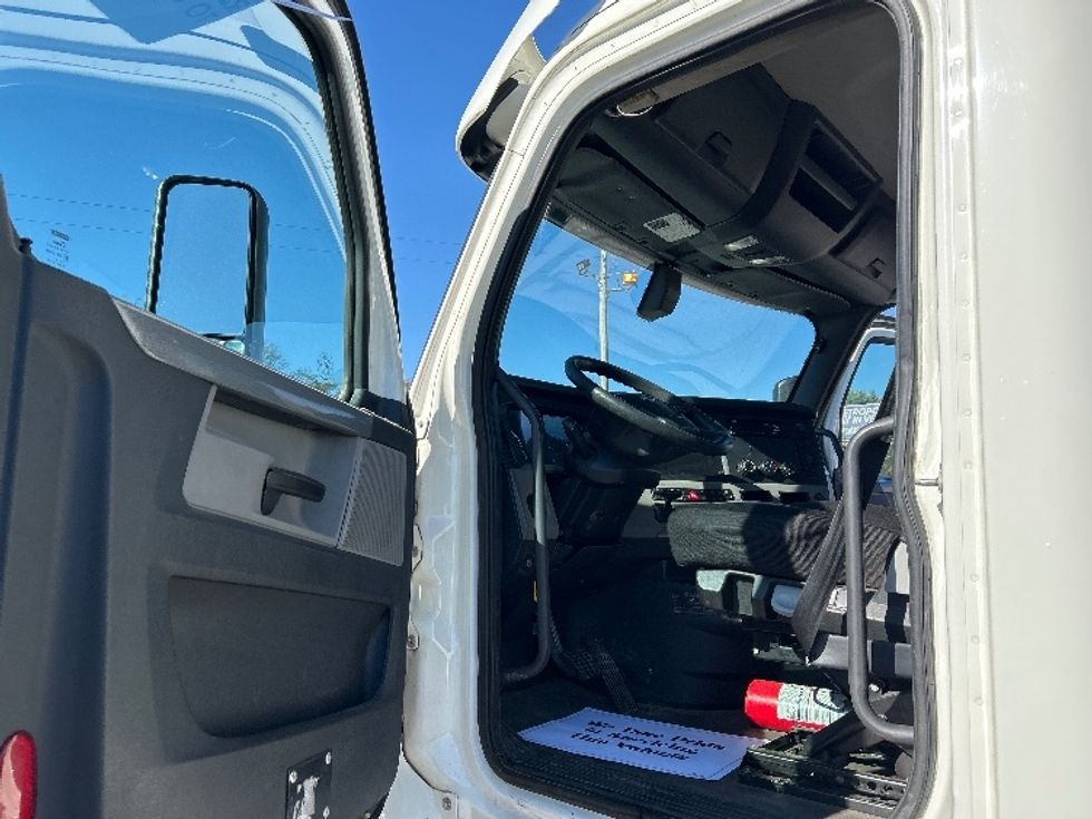 Day Cab Tractor-Heavy Duty Tractors-Freightliner-2019-T12664ST-Clarksville-TN-424,427\n\t\tmiles-$ 43,750 - Image 9
