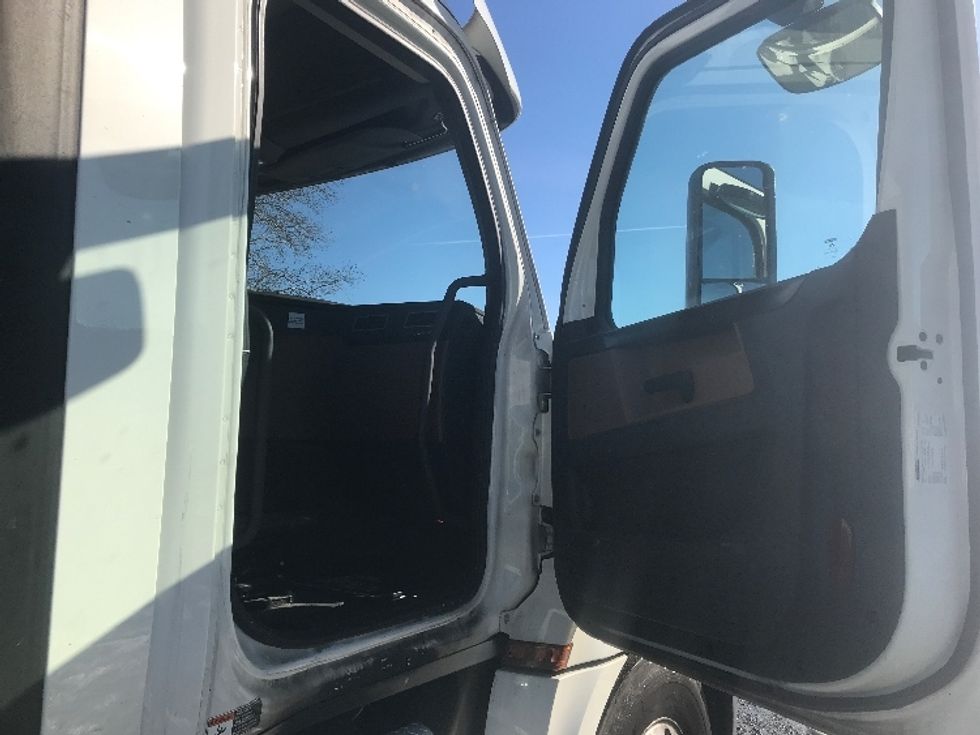 Day Cab Tractor-Heavy Duty Tractors-Freightliner-2019-T12664ST-Cleona-PA-630,855\n\t\tmiles-$ 25,250 - Image 12
