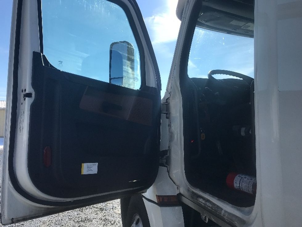 Day Cab Tractor-Heavy Duty Tractors-Freightliner-2019-T12664ST-Cleona-PA-630,855\n\t\tmiles-$ 25,250 - Image 9