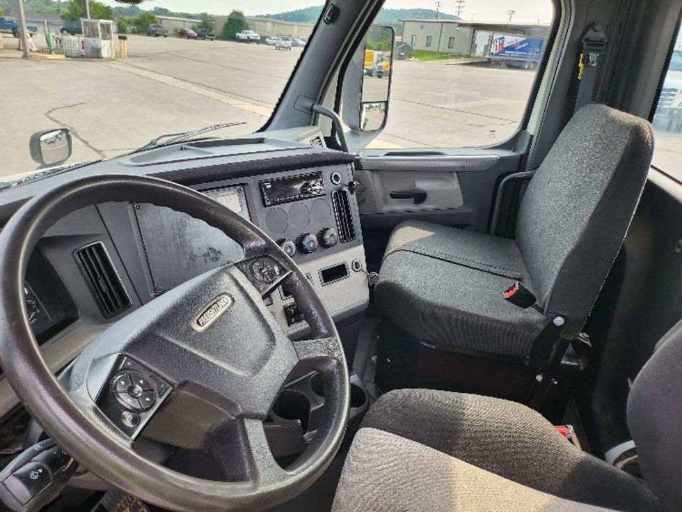 Day Cab Tractor-Heavy Duty Tractors-Freightliner-2019-T12664ST-Cleveland-TN-219,919\n\t\tmiles-$ 58,750 - Image 10