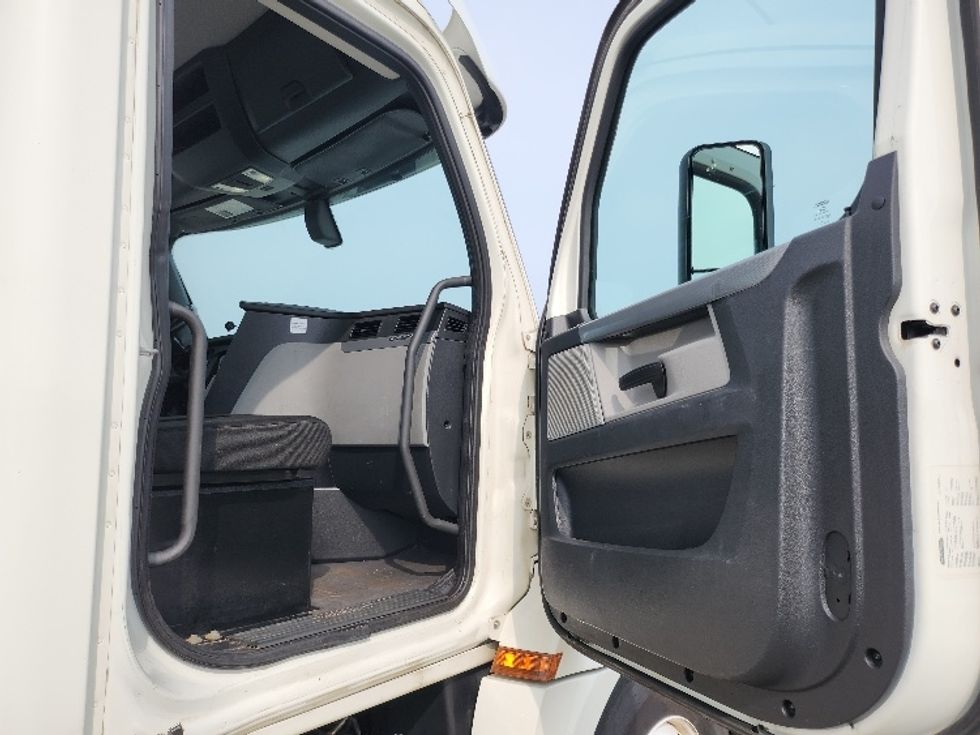 Day Cab Tractor-Heavy Duty Tractors-Freightliner-2019-T12664ST-Cleveland-TN-219,919\n\t\tmiles-$ 58,750 - Image 12