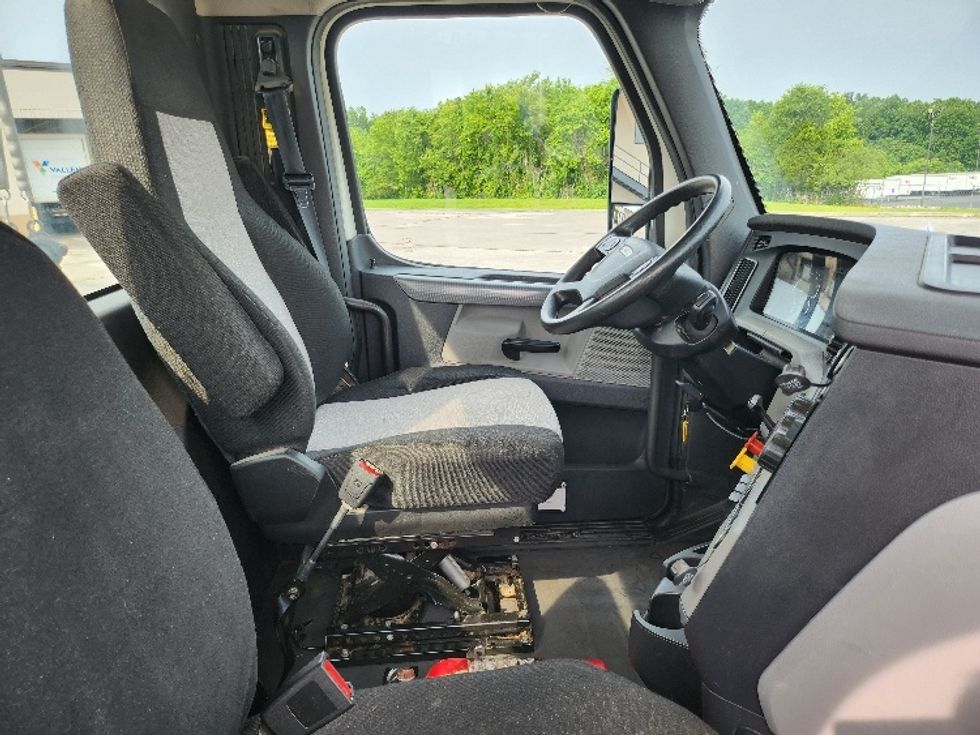 Day Cab Tractor-Heavy Duty Tractors-Freightliner-2019-T12664ST-Cleveland-TN-219,919\n\t\tmiles-$ 58,750 - Image 14