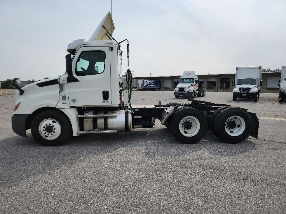 Day Cab Tractor-Heavy Duty Tractors-Freightliner-2019-T12664ST-Cleveland-TN-219,919\n\t\tmiles-$ 58,750 - Image 4