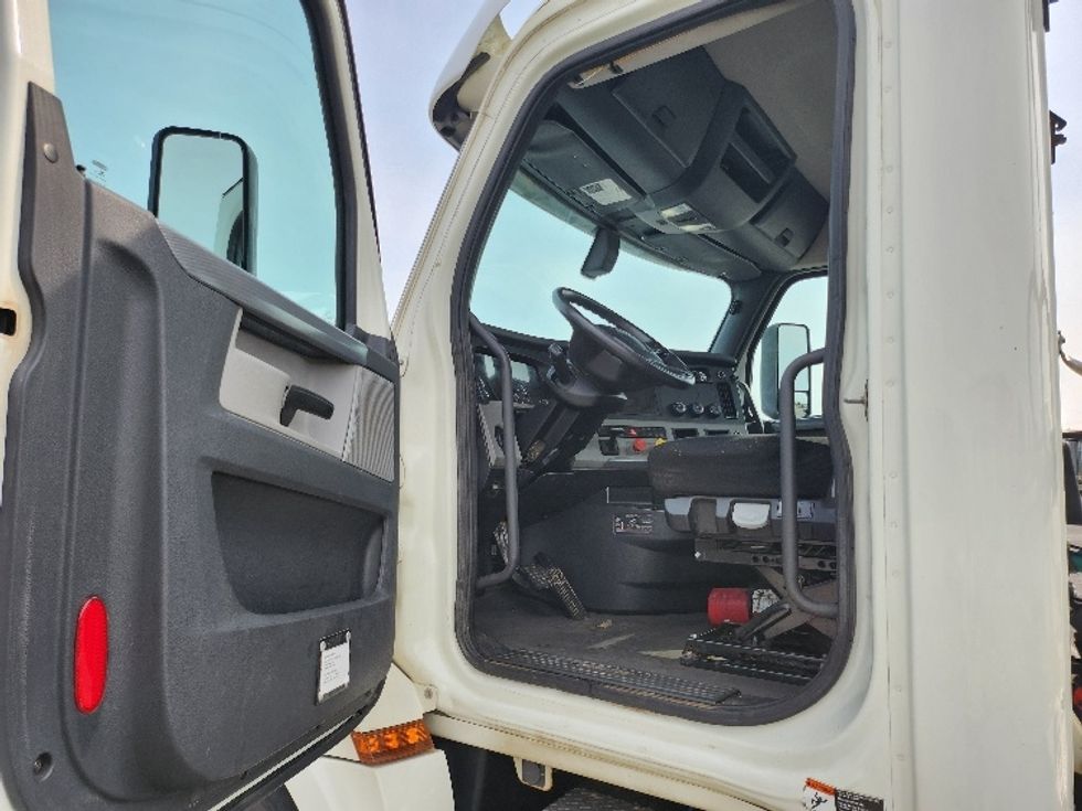 Day Cab Tractor-Heavy Duty Tractors-Freightliner-2019-T12664ST-Cleveland-TN-219,919\n\t\tmiles-$ 58,750 - Image 9
