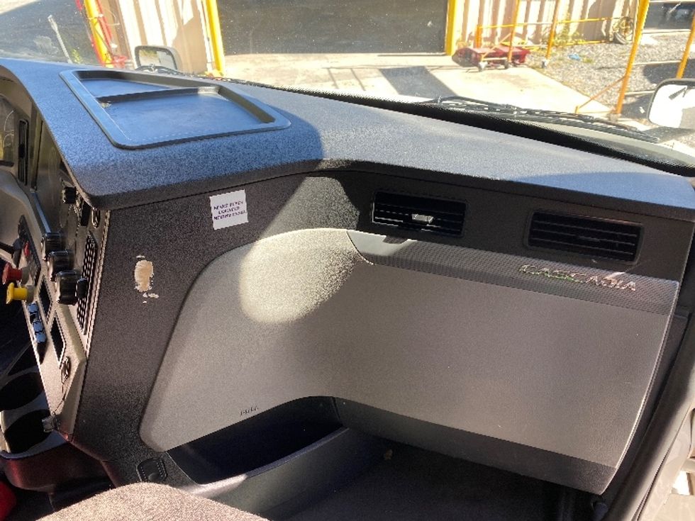 Day Cab Tractor-Heavy Duty Tractors-Freightliner-2019-T12664ST-Cleveland-TN-233,255\n\t\tmiles-$ 55,000 - Image 13