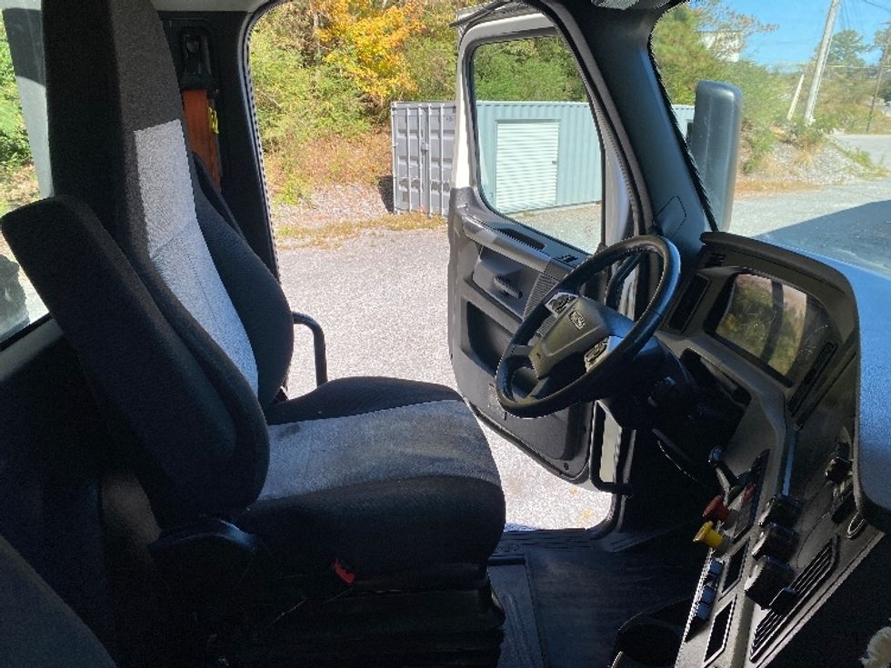 Day Cab Tractor-Heavy Duty Tractors-Freightliner-2019-T12664ST-Cleveland-TN-233,255\n\t\tmiles-$ 55,000 - Image 14