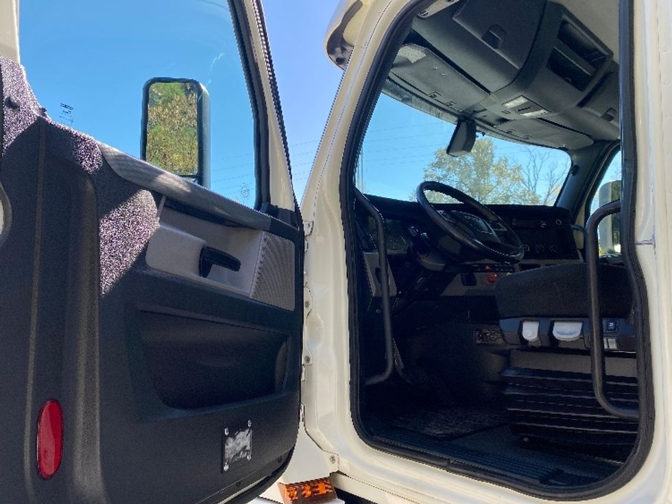 Day Cab Tractor-Heavy Duty Tractors-Freightliner-2019-T12664ST-Cleveland-TN-233,255\n\t\tmiles-$ 55,000 - Image 9