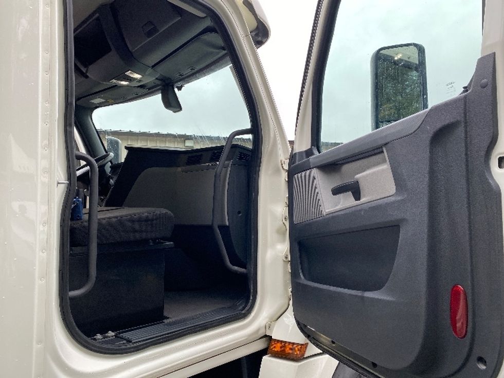 Day Cab Tractor-Heavy Duty Tractors-Freightliner-2019-T12664ST-Cleveland-TN-260,068\n\t\tmiles-$ 53,500 - Image 12