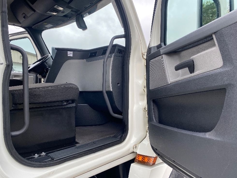 Day Cab Tractor-Heavy Duty Tractors-Freightliner-2019-T12664ST-Cleveland-TN-263,861\n\t\tmiles-$ 53,250 - Image 12