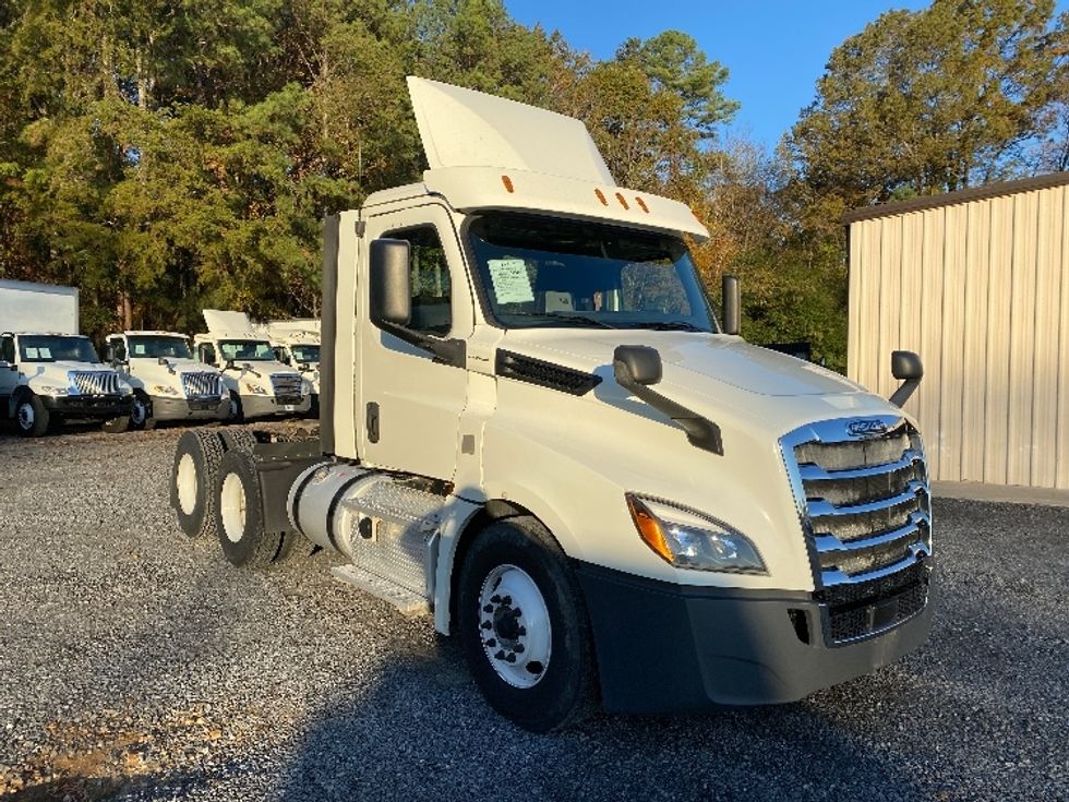 Day Cab Tractor-Heavy Duty Tractors-Freightliner-2019-T12664ST-Cleveland-TN-267,972\n\t\tmiles-$ 53,000 - Image 1
