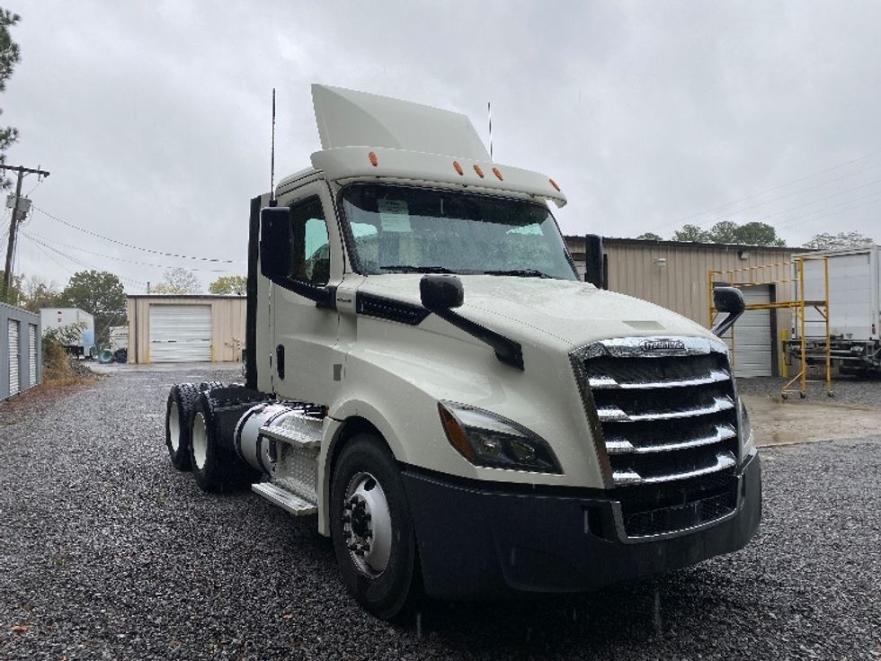 Day Cab Tractor-Heavy Duty Tractors-Freightliner-2019-T12664ST-Cleveland-TN-297,633\n\t\tmiles-$ 50,750 - Image 1