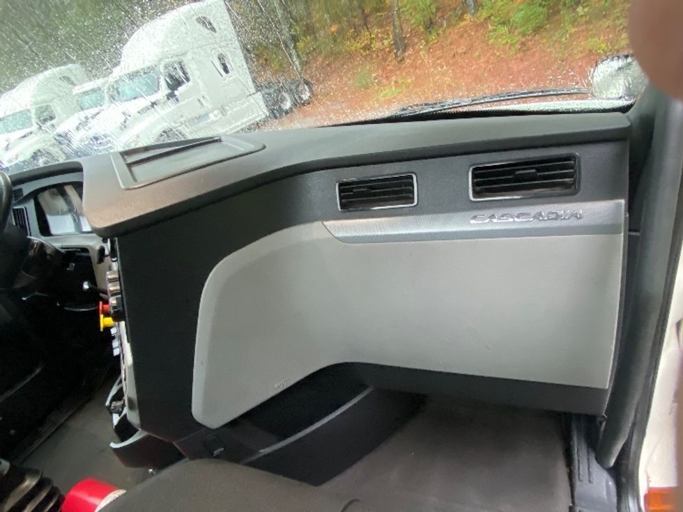 Day Cab Tractor-Heavy Duty Tractors-Freightliner-2019-T12664ST-Cleveland-TN-297,633\n\t\tmiles-$ 50,750 - Image 13