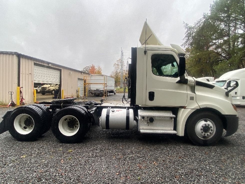 Day Cab Tractor-Heavy Duty Tractors-Freightliner-2019-T12664ST-Cleveland-TN-297,633\n\t\tmiles-$ 50,750 - Image 8