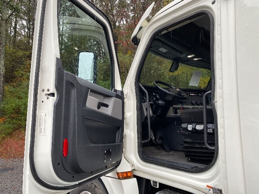 Day Cab Tractor-Heavy Duty Tractors-Freightliner-2019-T12664ST-Cleveland-TN-297,633\n\t\tmiles-$ 50,750 - Image 9